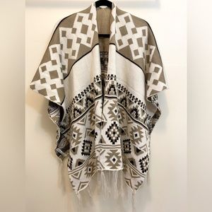 🍂🤎COZY BOHEMIAN🤎🍂Aztec design earth tone ruana shawl wrap with fringe. OS.